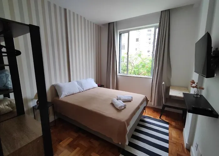 Confortável e funcional - ideal para casal e família no melhor quarteirão de Copa RJ- wi fi - 2 banheiros completos - 2 tvs e 2 ar cond com garagem Rio de Janeiro